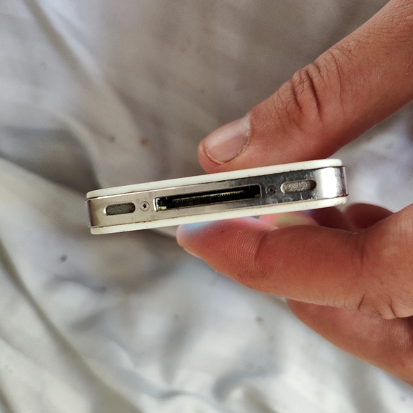 Iphones 4s Great Condition, Works Great - Picture 10 of 16